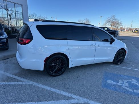 Used 2024 Chrysler Pacifica Touring-L w/ S Appearance Package image 27