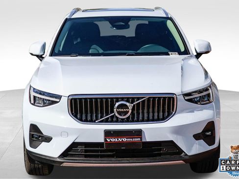 Used 2025 Volvo XC40 B5 Plus image 2