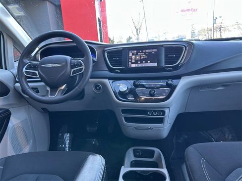 Used 2023 Chrysler Voyager LX image 16