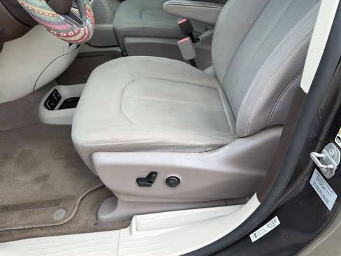 Used 2017 Chrysler Pacifica Touring image 39