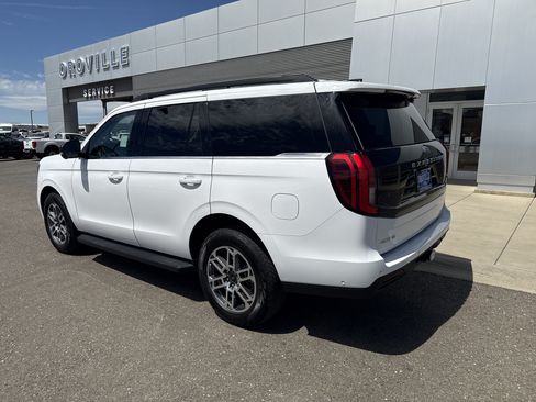 Used 2025 Ford Expedition Active AWD/4WD image 5