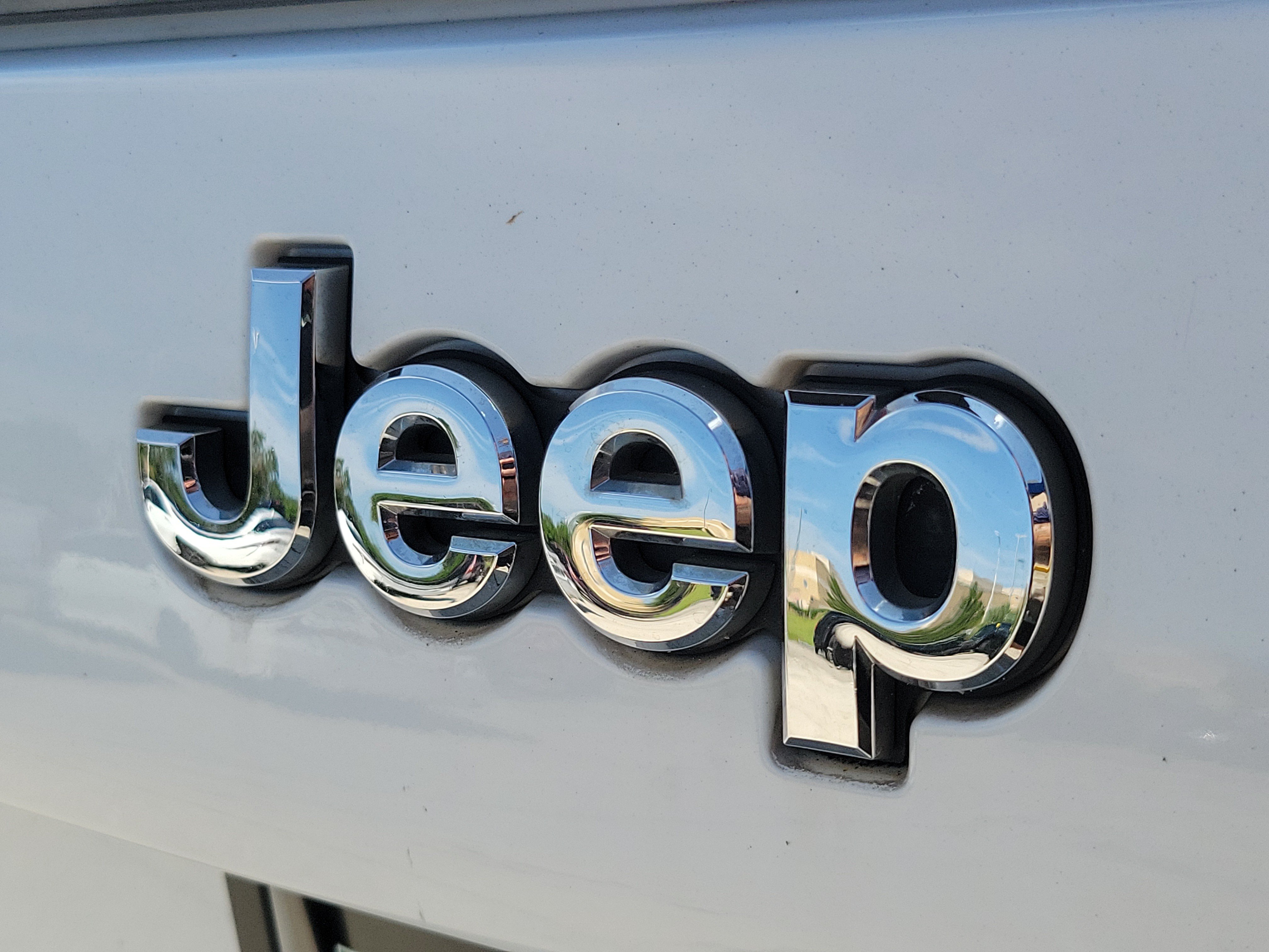 Used 2021 Jeep Cherokee Latitude w/ Mopar Interior Package FWD image 6
