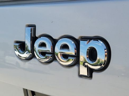 Used 2021 Jeep Cherokee Latitude w/ Mopar Interior Package FWD image 6