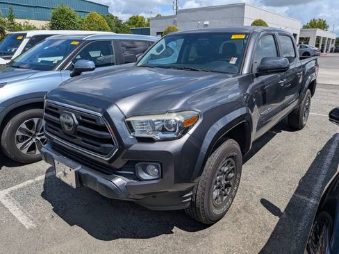 Used 2018 Toyota Tacoma SR5 RWD image 2