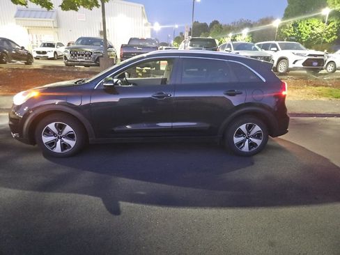 Used 2018 Kia Niro EX Premium FWD image 2