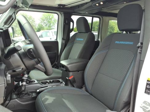 Used 2025 Jeep Wrangler Unlimited Rubicon 4xe w/ Safety Group AWD/4WD image 3