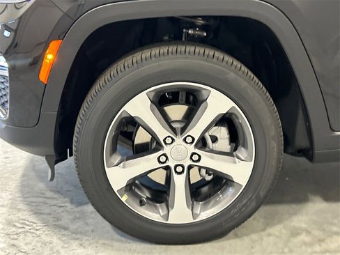 New 2025 Jeep Grand Cherokee Limited image 11