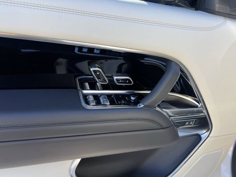 Used 2024 Land Rover Range Rover Long Wheelbase SE image 13