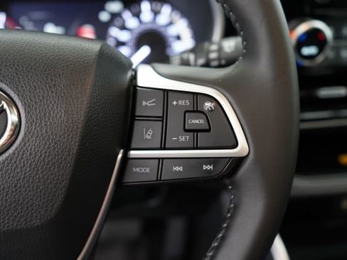 Used 2023 Toyota Highlander XLE image 19