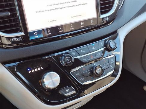 Used 2024 Chrysler Pacifica Touring-L image 8