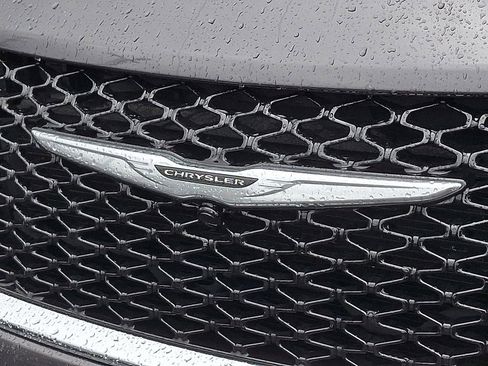 Used 2023 Chrysler Pacifica Touring-L FWD image 32