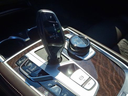 Used 2022 BMW 750i xDrive w/ Executive Package image 16