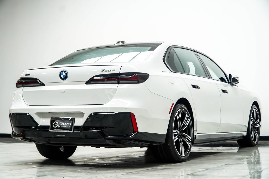 Used 2025 BMW 750e xDrive w/ Executive Package AWD/4WD image 21