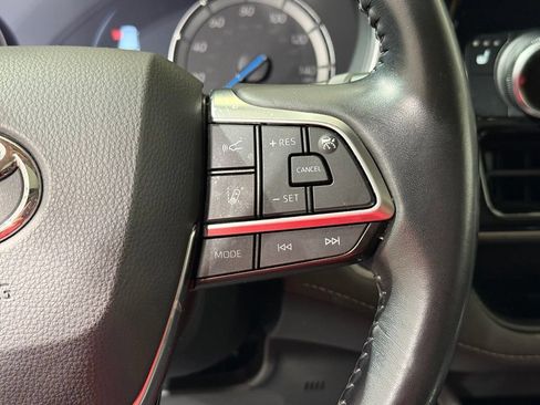 Used 2021 Toyota Highlander XLE AWD/4WD image 28