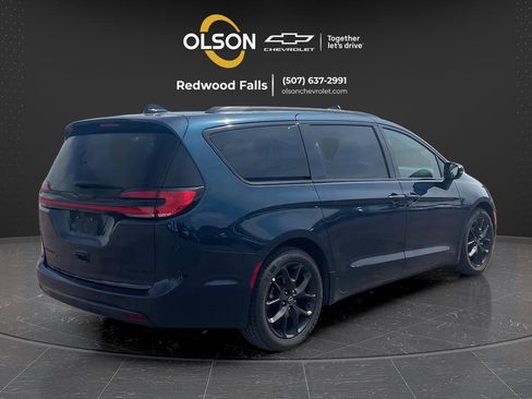 Used 2025 Chrysler Pacifica Limited FWD image 5