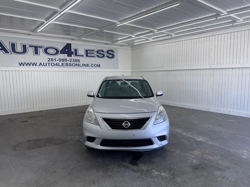 Used 2012 Nissan Versa SV FWD image 2