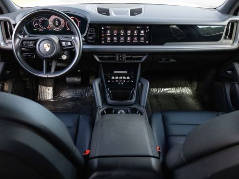 Used 2024 Porsche Cayenne image 31