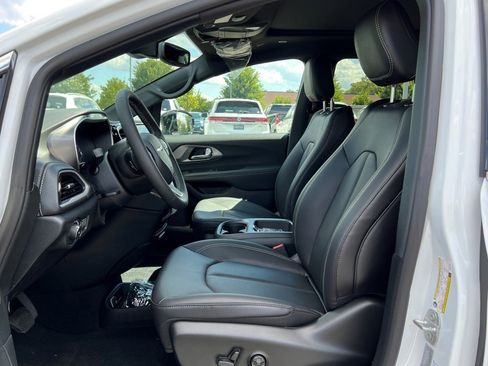 New 2026 Chrysler Pacifica Select image 16