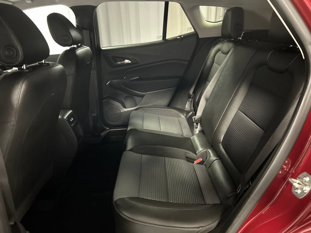 Used 2025 Chevrolet Trax LT w/ LT Convenience Package FWD image 21