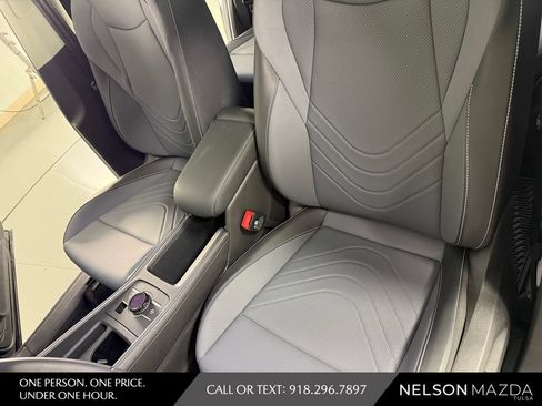 Used 2025 Volkswagen Tiguan SE AWD/4WD image 23