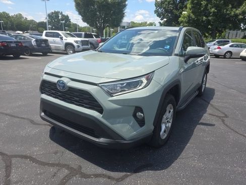 Used 2019 Toyota RAV4 XLE AWD/4WD image 4