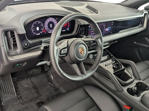 Certified 2025 Porsche Cayenne AWD/4WD image 4