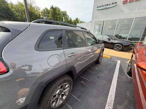 Used 2022 Jeep Cherokee Trailhawk AWD/4WD image 5