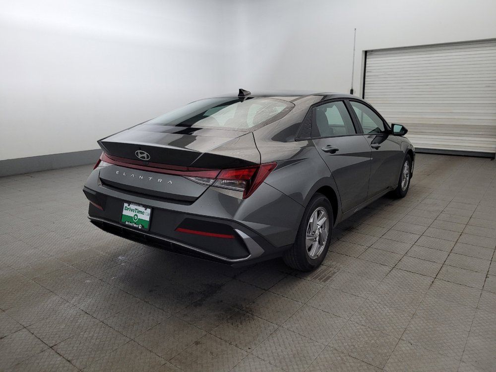 Used 2025 Hyundai Elantra SE FWD image 9