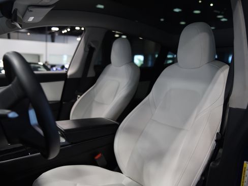 Used 2021 Tesla Model Y Long Range AWD/4WD image 17