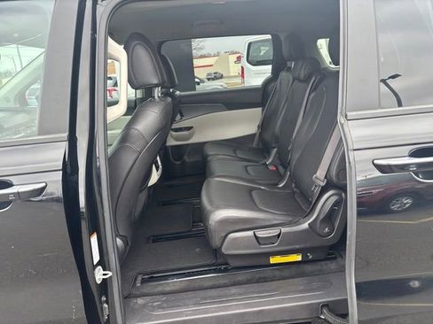 Used 2023 Kia Carnival LX image 16