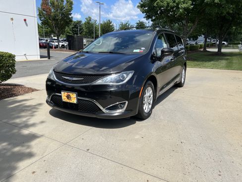 Used 2020 Chrysler Pacifica Touring-L w/ Advanced Safetytec Group FWD image 6