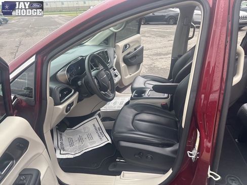 Used 2023 Chrysler Pacifica Touring-L FWD image 10