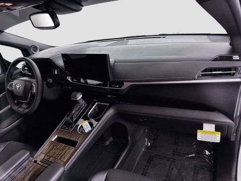 Certified 2026 Toyota Sienna Limited FWD image 32