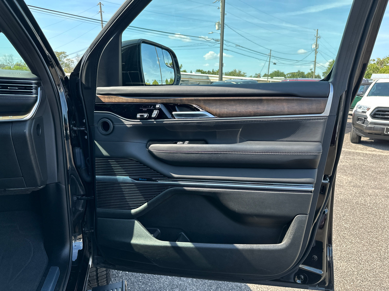 Used 2022 Jeep Grand Wagoneer Series I w/ Flexible Seating Group AWD/4WD image 23
