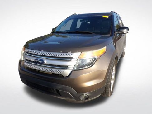 Used 2015 Ford Explorer XLT w/ Equipment Group 202A FWD image 4