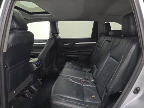 Used 2017 Toyota Highlander XLE w/ Carpet Mat Package AWD/4WD image 11
