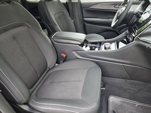 Used 2023 Jeep Grand Cherokee Laredo w/ Luxury Tech Group I AWD/4WD image 16