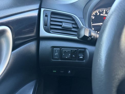 Used 2016 Nissan Sentra SL image 22