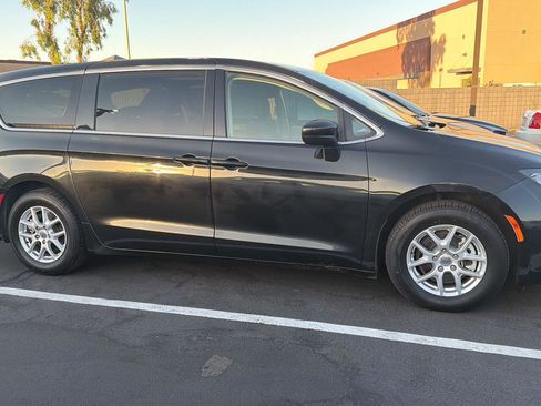 Used 2023 Chrysler Voyager LX image 2