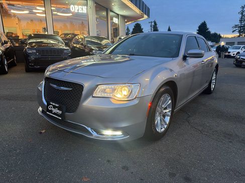 Used 2018 Chrysler 300 Touring L image 1