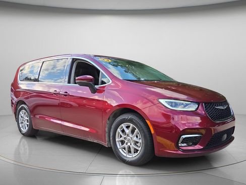 Used 2023 Chrysler Pacifica Touring-L FWD image 9