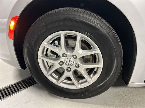 Used 2026 Chrysler Pacifica Select image 9