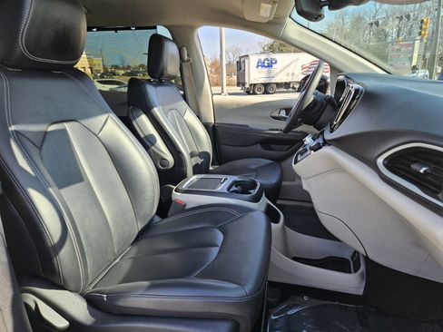 Used 2024 Chrysler Pacifica Touring-L image 18