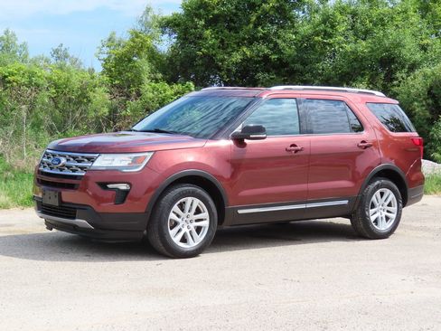 Used 2018 Ford Explorer XLT w/ Equipment Group 201A AWD/4WD image 8
