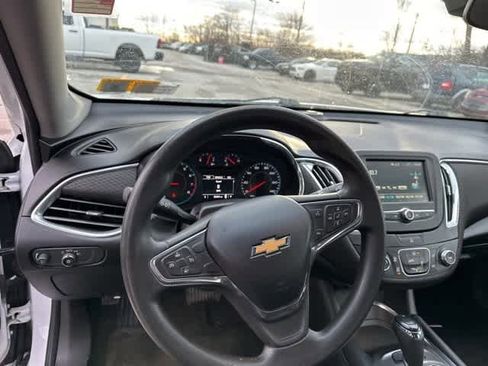 Used 2017 Chevrolet Malibu LT image 7