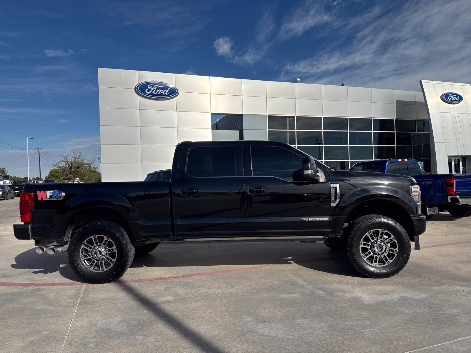 Used 2022 Ford F250 Platinum AWD/4WD image 2