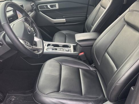 Used 2022 Ford Explorer XLT w/ Equipment Group 202A image 9