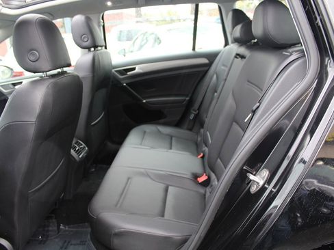 Used 2017 Volkswagen Golf SE image 25