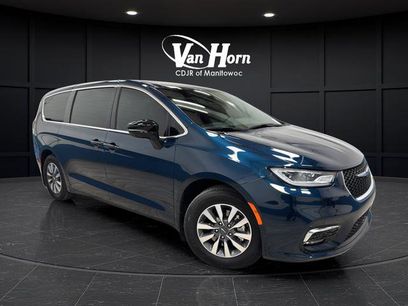 Used 2025 Chrysler Pacifica Select