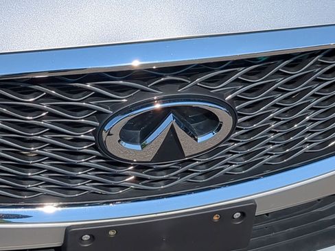 Used 2018 INFINITI QX30 image 15